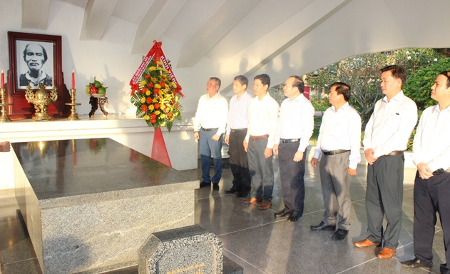 Đoàn công tác Liên minh HTX Việt Nam viếng mộ cụ thân sinh Bác Hồ