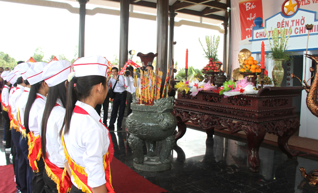Các em học sinh dâng hoa lên bàn thờ Bác ở Bạc Liêu