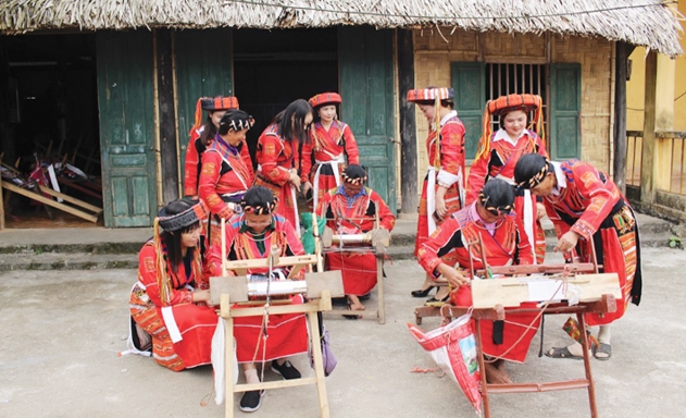 Trang phục người Pà Thẻn có những nét đặc trưng về kiểu dáng, màu sắc, chất liệu
