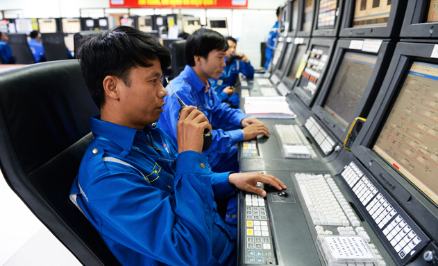 Các kỹ sư BSR đang vận hành Nhà máy tại phòng Điều khiển trung tâm