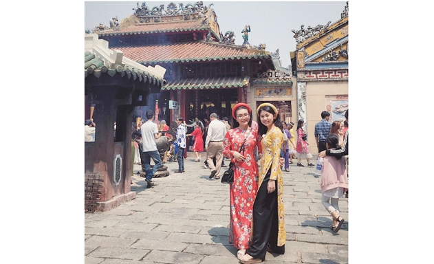 Các bạn trẻ đến viếng và chụp ảnh lưu niệm ở Lăng Ông Bà Chiểu