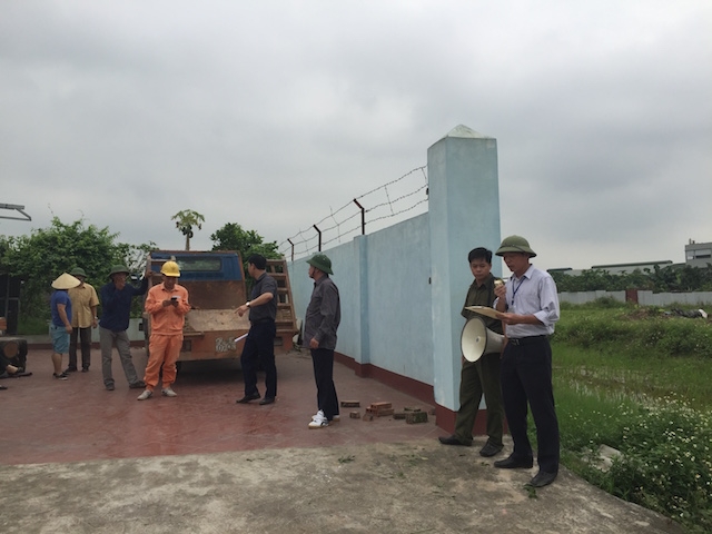 Cơ quan chức năng đọc quyết định cưỡng chế