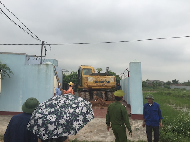 Cơ quan chức năng tháo dỡ công trình vi phạm