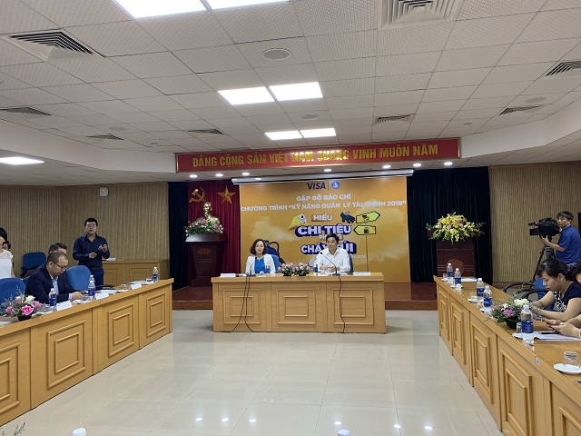 Bà Đặng Tuyết Dung, Giám đốc Visa Việt Nam và Lào (trái) và ông Bùi Minh Tuấn, Phó Chủ tịch Trung ương Hội Sinh viên Việt Nam tại lễ khởi động