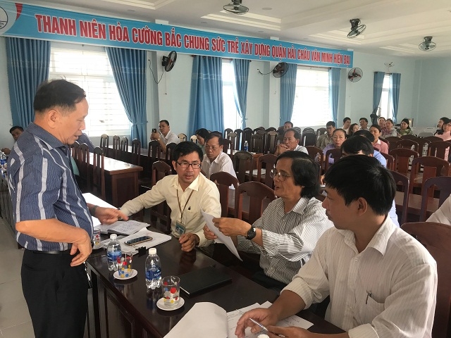 Đại diện nhà đầu tư trao Đơn kêu cứu cho ông Lê Ngọc Cường