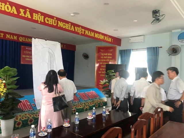 Các nhà đầu tư xem bản đồ quy hoạch