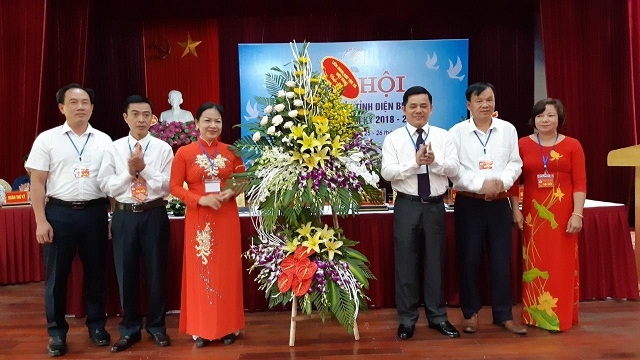 Phó Chủ tịch Liên minh HTX Việt Nam tặng hoa chúc mừng Đại hội