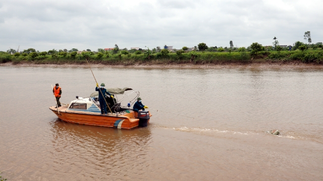 Lực lượng chức năng vẫn tiếp tục kiểm tra, vớt và chôn lấp lợn chết trôi trên sông Hóa thuộc huyện Vĩnh Bảo, TP Hải Phòng