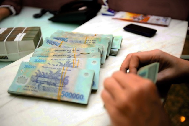 Việc mua bán cổ phần được thanh toán bằng đồng Việt Nam. Việc thanh toán thực hiện bằng tiền mặt hoặc chuyển khoản (Ảnh Internet)