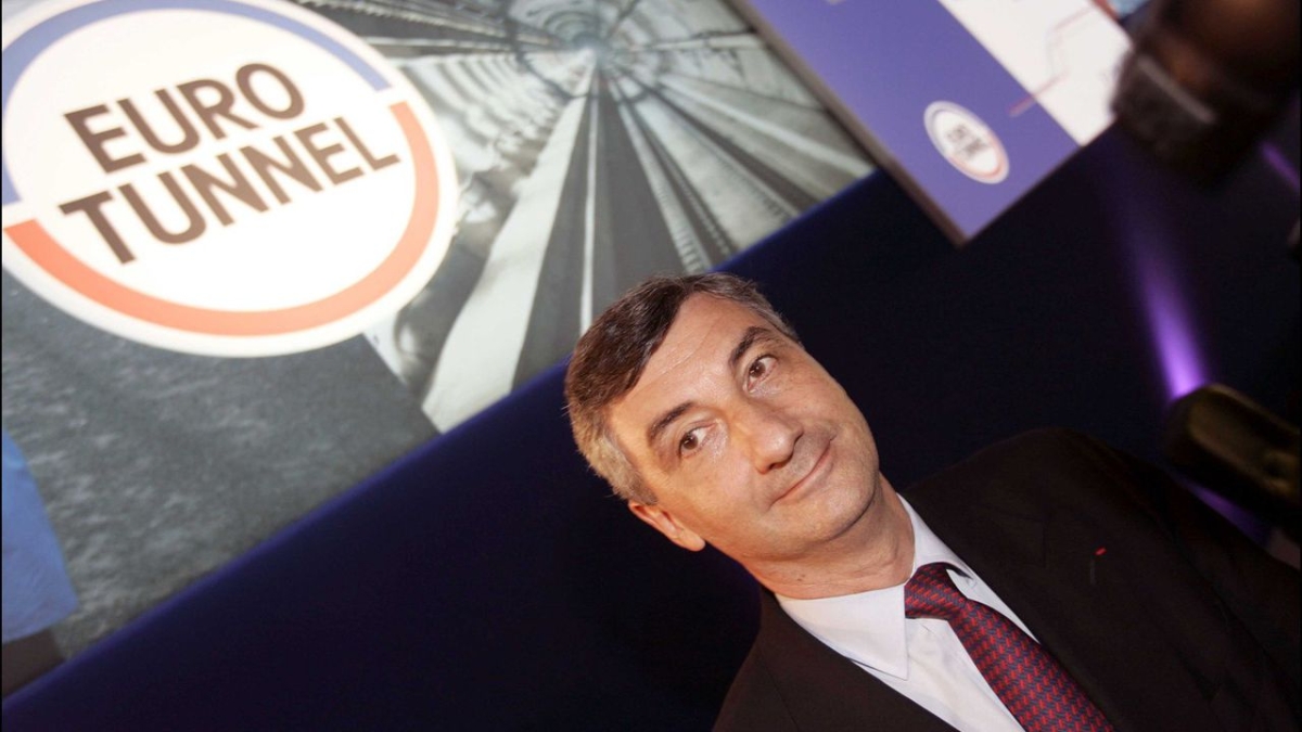 2005: tái cấp vốn nợ Vào ngày 18 tháng 2 năm 2005, Jacques Gounon (ảnh) thay thế Jacques Maillot ở vị trí đứng đầu Eurotunnel. Vị CEO mới này đã dành những tháng làm việc sau đó để đàm phán với các chủ nợ của tập đoàn để tái cấp vốn khoản nợ 9 tỷ euro. Kế hoạch của Gounon bắt đầu đem lại những thành quả đầu tiên: tổng số nợ của Eurotunnel đang từ 9 tỷ euro được giảm xuống còn bốn tỷ. AFP