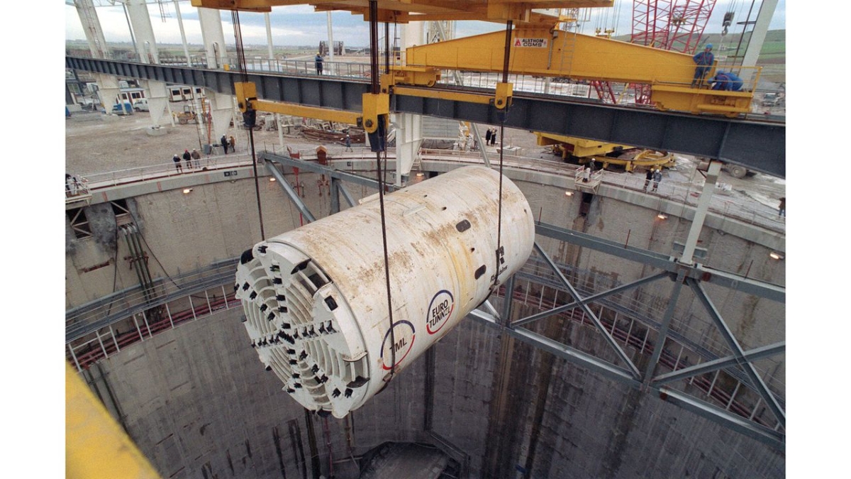 1987: bắt đầu một dự án vĩ đại Ngày 15 tháng 12 năm 1987 chính thức đánh dấu sự khởi đầu của một công trình vĩ đại, là một trong những dự án công nghiệp quan trọng nhất của thế kỷ XX. Chi phí của các công trình, ban đầu ước tính khoảng 30 tỷ franc (khoảng 4,6 tỷ euro), nhanh chóng được điều chỉnh thành 14,3 tỷ euro, vượt 80% so với dự toán ban đầu. Boris Horvat / AFP