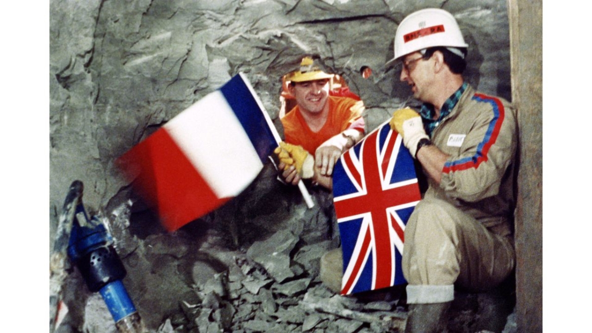 1990: Mũi khoan cuối cùng Ngày 1 tháng 12 năm 1990 là thời điểm hoàn thành đường hầm kỳ tích này, một công trình đòi hỏi kỹ thuật thực sự đỉnh cao. Các công nhân Pháp và Anh đã “ra đòn cuối cùng” của búa khoan để đường hầm hai bên thông nhau trước khi phất cờ của từng quốc gia. AFP