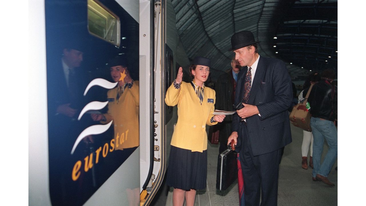 1994: những hành khách đầu tiên đi Eurostar Vào ngày 14 tháng 11 năm 1994, tàu hỏa cao tốc Eurostar đầu tiên chở hành khách đã băng qua đường hầm eo biển Manche. Paris chỉ còn cách London chưa đến ba giờ. Đường hầm đã được mở để vận chuyển hàng hóa kể từ tháng Bảy. Gerry Penny / AFP