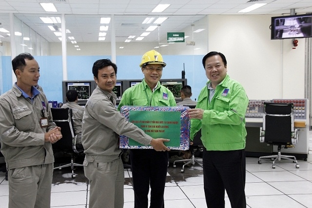 Đồng chí Nguyễn Hoàng Anh thăm hỏi và tặng quà động viên người lao động tại Phòng Điều khiển trung tâm Nhà máy Đạm Phú Mỹ