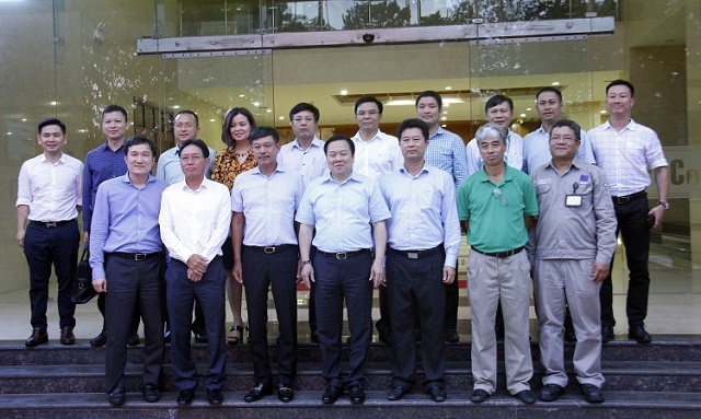 Đoàn công tác của UBQLVNN và PVFCCo chụp hình lưu niệm trước Hội trường Nhà máy