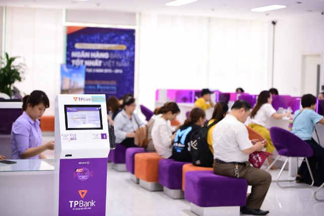 Tại mỗi điểm giao dịch TPBank đều đặt một máy e-Counter – hệ thống phân luồng khách hàng tự động, giúp khách hàng đăng ký dịch vụ mong muốn sử dụng tại quầy. Đây cũng là một cách “xếp hàng” giúp khách hàng đến trước được phục vụ trước, không phải chờ lâu tới lượt giao dịch của mình