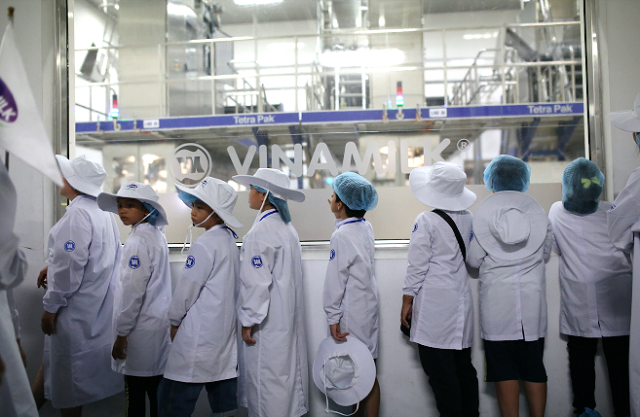 Các vị khách sữa học đường nhí chăm chú ngắm nhìn quy mô siêu nhà máy hiện đại. Lần đầu tiên những khách mời được tận mắt thấy công nghệ tiệt trùng UHT và công nghệ chiết rót vô trùng của Vinamilk.