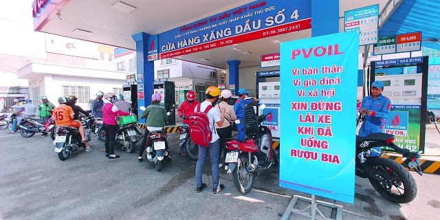 Tuyên truyền Vì bản thân, vì gia đình, vì xã hội, xin đừng lái xe khi đã uống rượu bia tại một cây xăng PVOIL