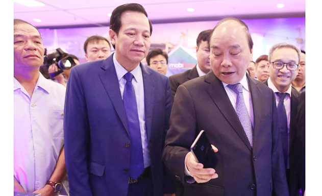 Thủ tướng thăm các gian hàng trưng bày thiết bị công nghệ