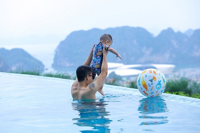 Bể bơi vô cực FLC Hạ Long có hướng nhìn thẳng ra vịnh