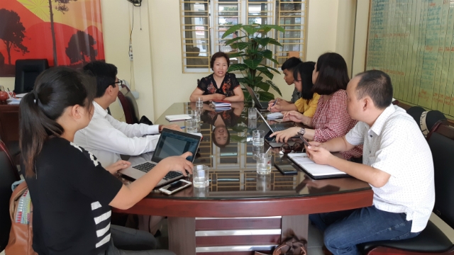 Hiệu trưởng nhà trường cung cấp thông tin cho báo chí