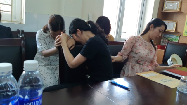 Bà Nguyễn Thị Thu Trang (áo đen) tại buổi họp chiều nay