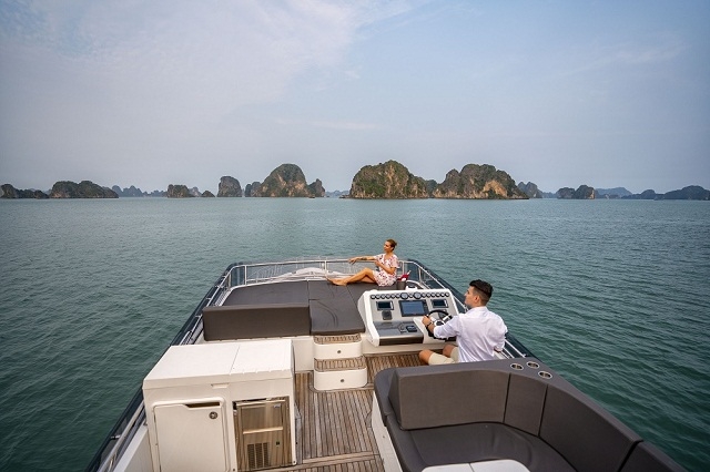 Boong tàu rộng với chất liệu gỗ lát cao cấp phù hợp cho việc hóng gió, sưởi nắng và ngắm cảnh