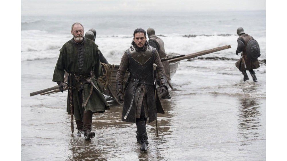 Kỷ lục vi phạm bản quyền Loạt phim thu hút cả người xem sẵn sàng trả tiền và tin tặc. Phần 7 đã tạo ra hơn một tỷ lượt xem, tải xuống và phát trực tuyến kết hợp. Tập đầu tiên đã có hơn 90 triệu lần bất hợp pháp xem chỉ một tuần sau khi phát hành. HBO