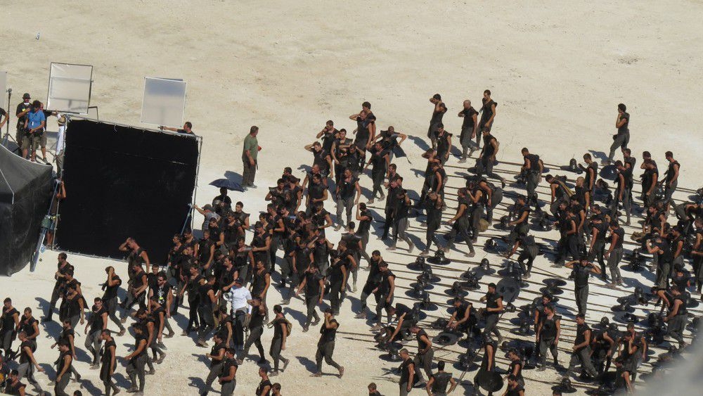 Một ngân sách không cân xứng Xét về số lượng tập (6), ngân sách mùa 8 được ghi nhận là ngân sách lớn nhất của loạt phim: mỗi tập có giá 15 triệu đô la, trong đó 5,5 triệu đô la được phân bổ cho năm diễn viên chính. Ivo Cagalj / Pixsell / ABACA