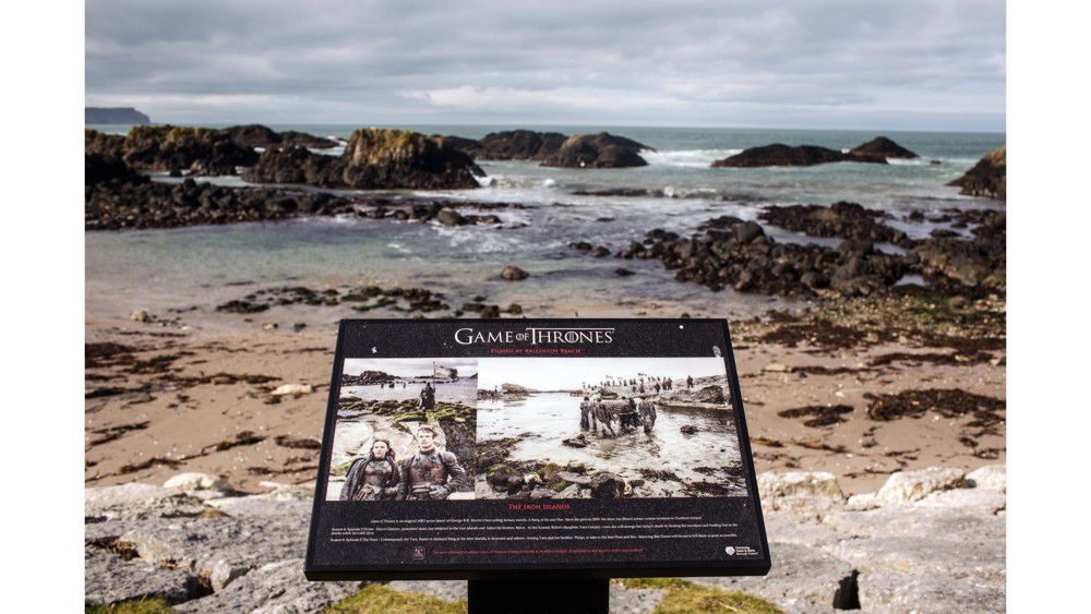 Một kỷ lục về du lịch Ngôi làng nhỏ ven biển Ballintoy ở phía bắc Ireland là một trong 63 địa điểm quay trong loạt phim. Câu chuyện tạo ra 60 triệu đô la mỗi năm doanh thu du lịch. Bộ phim cũng nuôi sống một phần của nền kinh tế địa phương và đã tái sinh cho toàn bộ lĩnh vực nghe nhìn. HBO thậm chí đã tuyên bố sẽ khai trương vào mùa xuân năm 2020 một studio để cho du khách đến thăm, theo mô hình của Harry Potter ở London. ROBERT ORmerOD / NYT-REDUX-REA