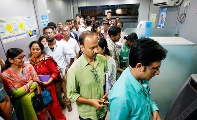Người dân Ấn Độ xếp hàng dài chờ đến lượt đổi hoặc rút tiền ở các cây ATM