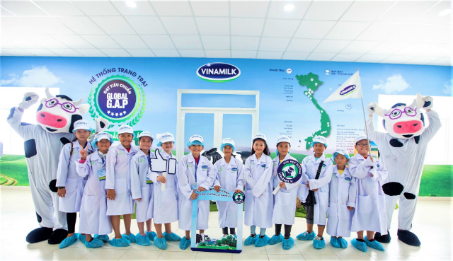 Các em học sinh tham quan trang trại bò sữa Vinamilk Tây Ninh, một trong những trang trại được xây dựng theo chuẩn Global G.A.P (tiêu chuẩn thực hành nông nghiệp tốt toàn cầu) của Vinamilk, là nơi cung cấp nguồn sữa để sản xuất nên những hộp sữa học đường thơm ngon cho các em học sinh ở nhiều tỉnh thành.