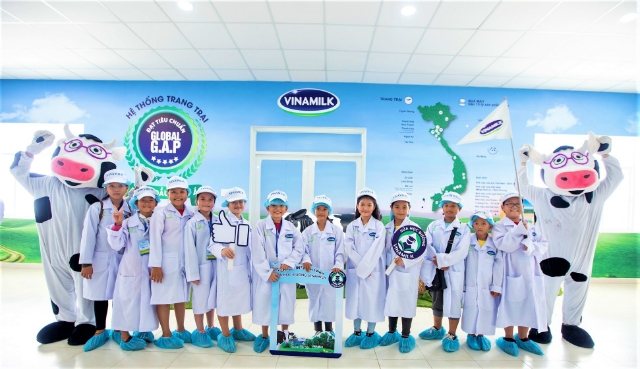 Các em học sinh tham quan trang trại bò sữa Vinamilk Tây Ninh, một trong những trang trại được xây dựng theo chuẩn Global G.A.P (tiêu chuẩn thực hành nông nghiệp tốt toàn cầu) của Vinamilk, là nơi cung cấp nguồn sữa để sản xuất nên những hộp sữa học đường thơm ngon cho các em học sinh ở nhiều tỉnh thành.