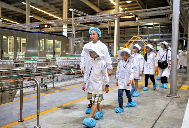 Học sinh được nhận và thụ hưởng từng hộp sữa học đường tươi ngon nhưng ít ai biết để có được sản phẩm sữa tươi đảm bảo chất lượng này là một công nghệ sản xuất tiên tiến, hoạt động trên một dây chuyền tự động, khép kín, từ khâu nguyên liệu đầu vào đến đầu ra sản phẩm.