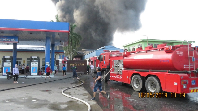 Vụ cháy xưởng nhựa ngay cạnh cây xăng