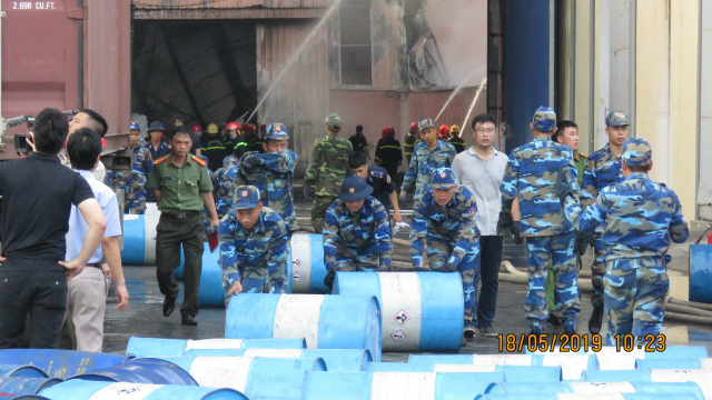 Cùng với lực lượng cảnh sát PCCC, lực lượng Hải quan cũng tham gia chữa cháy