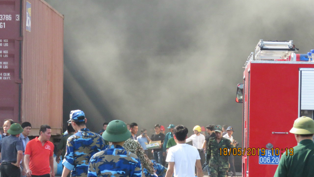 Cả công ty Phú Lâm nhanh chóng chìm trong biển lửa