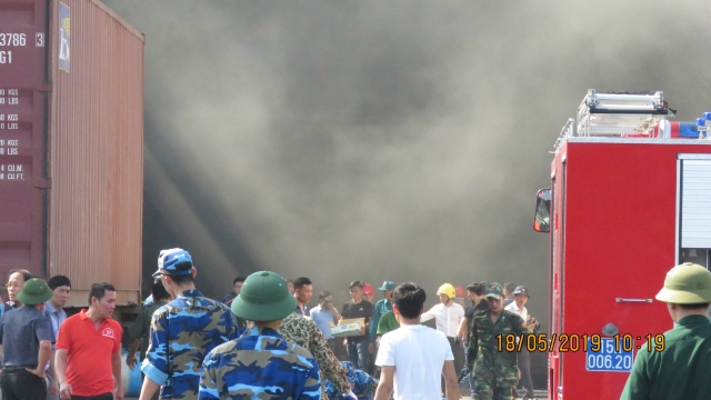 Cả công ty Phú Lâm nhanh chóng chìm trong biển lửa