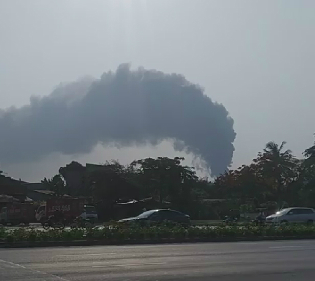 Cột khói bốc cao