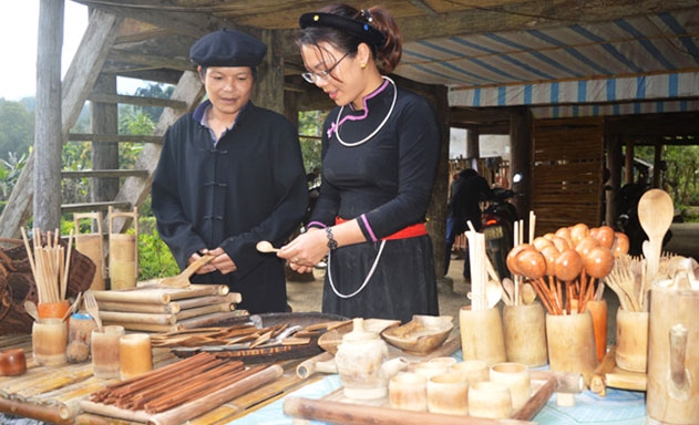 Chị Trịnh Thị Thảo (bên phải) và sản phẩm thủ công được làm từ mây, tre