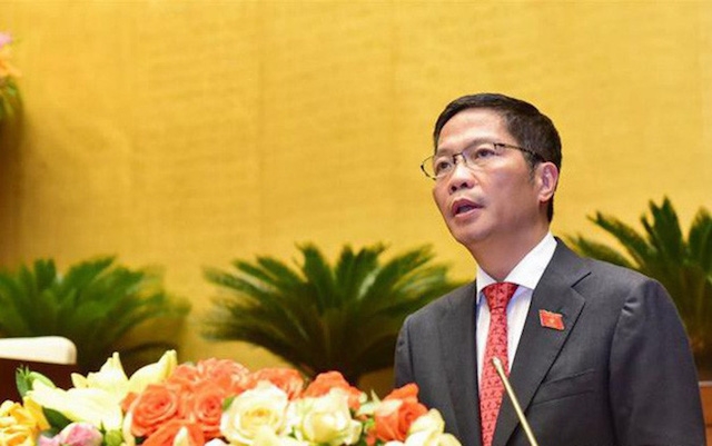 Bộ trưởng Bộ Công Thương đọc tờ trình tóm tắt Dự án Luật sửa đổi, bổ sung một số điều của Luật Kinh doanh bảo hiểm, Luật Sở hữu trí tuệ tại kỳ họp thứ 7, Quốc hội khóa XIV