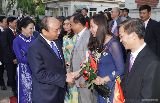 Thủ tướng Nguyễn Xuân Phúc đã đến thăm, nói chuyện với cộng đồng người Việt Nam tại Nga (Ảnh: Chinhphu.vn)