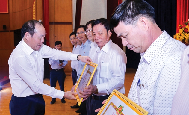 Chủ tịch Nguyễn Ngọc Bảo tặng bằng khen cho các đơn vị đạt kết quả cao