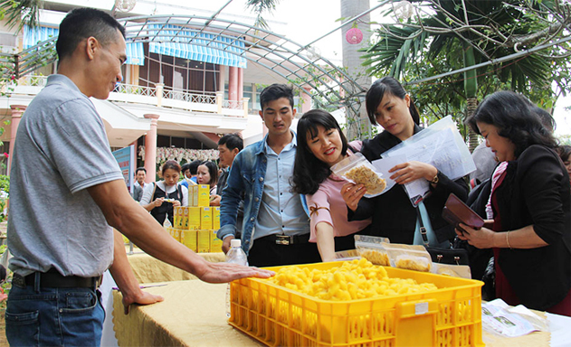 ​Quầy hàng giới thiệu các sản phẩm từ tằm kén vàng của HTX