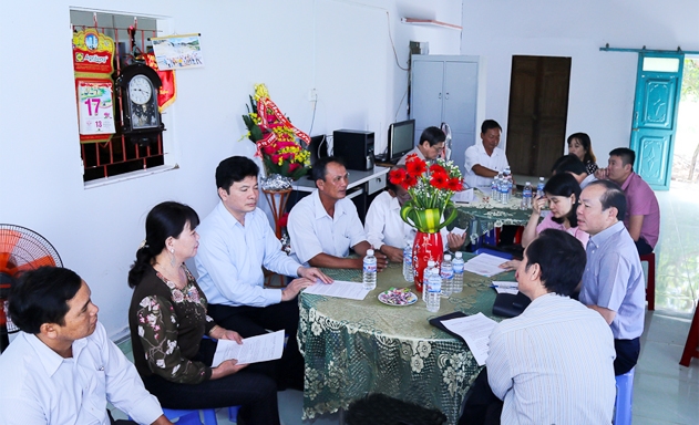 Chủ tịch Nguyễn Ngọc Bảo làm việc tại HTX An Nhiên