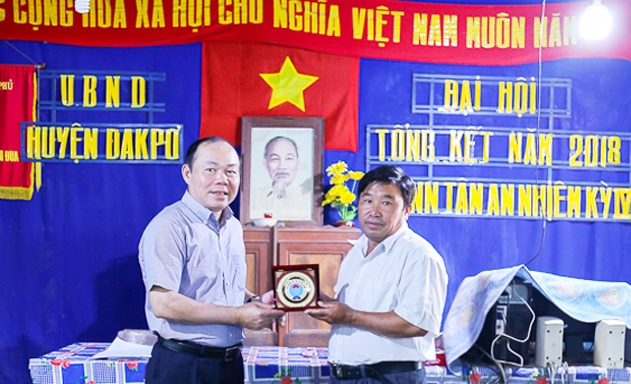 Chủ tịch Nguyễn Ngọc Bảo tặng lô gô Liên minh HTX Việt Nam cho HTX Tân An