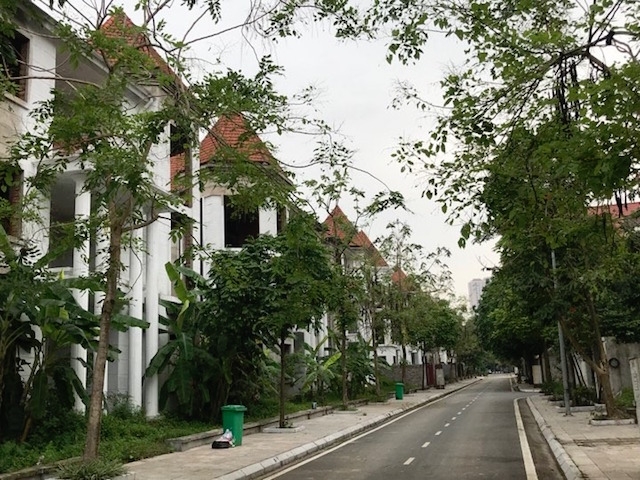 Đường nội bộ khu đô thị đã sạch đẹp hơn, nhiều gia đình đã hoàn thiện biệt thự nhưng vẫn còn hoang vắng