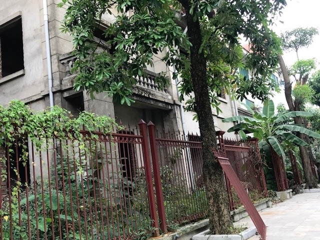 Có gia đình làm hàng rào thép quây kín nhưng vẫn bị hỏng hóc qua thời gian