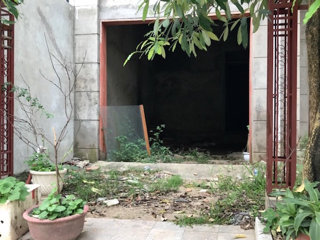 Nhiều căn biệt thự bỏ hoang bị xuống cấp, hỏng hóc