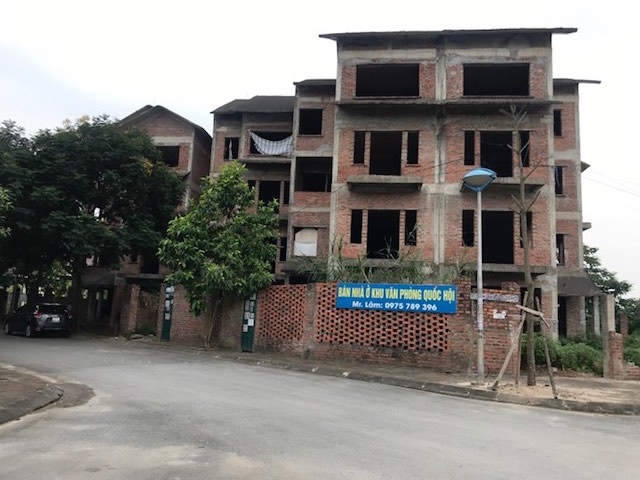 Ngay cổng vào khu đô thị có vài căn biệt thự còn chưa hoàn thiện